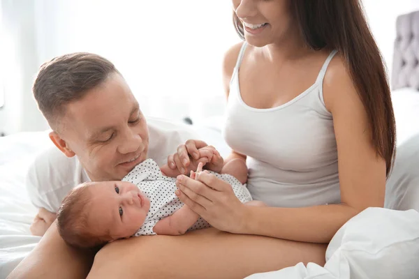 Lyckliga Paret Med Sin Nyfödda Baby Säng — Stockfoto