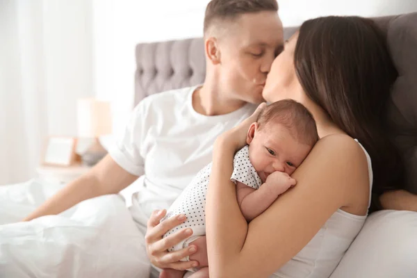 Pareja Feliz Con Bebé Recién Nacido Cama — Foto de Stock