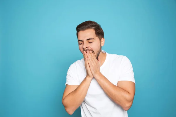 Retrato Jovem Rindo Fundo Cor — Fotografia de Stock