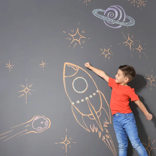 Petit Enfant Mignon Jouant Avec Dessin Fusée Craie Sur Fond — Photo