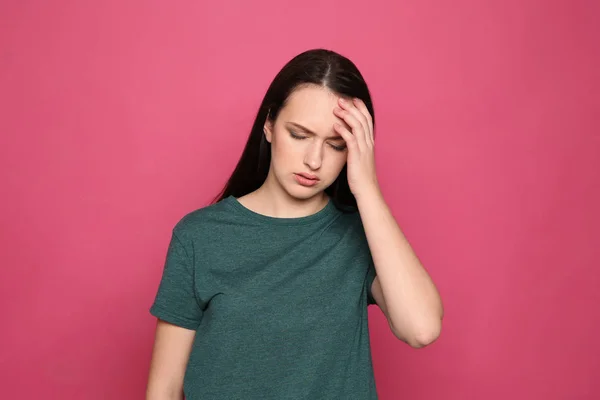 Portret Van Jonge Vrouw Die Lijden Aan Hoofdpijn Kleur Achtergrond — Stockfoto