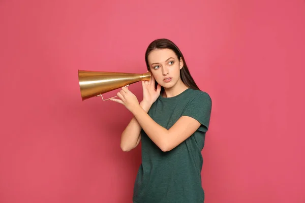 Ung Kvinna Med Megafon Färg Bakgrund — Stockfoto