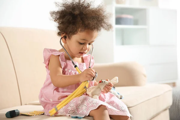 Söt African American Barn Inbillar Sig Själv Som Läkare Medan — Stockfoto