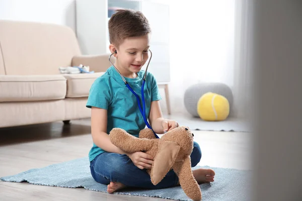 Enfant Mignon Imaginant Médecin Tout Jouant Avec Stéthoscope Lapin Jouet — Photo