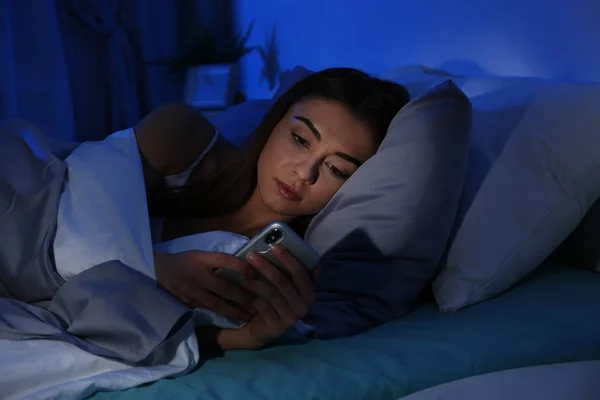 Mujer Joven Con Teléfono Móvil Por Noche Hora Dormir — Foto de Stock