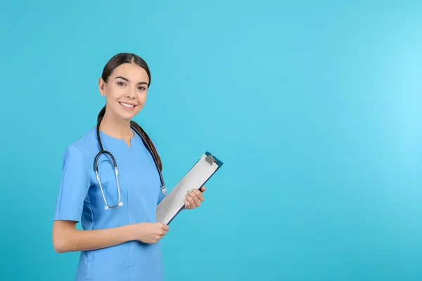 Retrato Assistente Médico Com Estetoscópio Fundo Claro — Fotografia de Stock