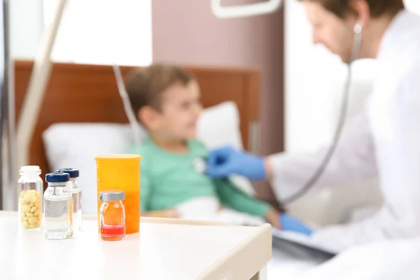 薬物と病院で小さな子供を調べる医師表 — ストック写真