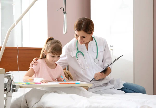 Małe Dziecko Dożylnej Kroplówki Rysunek Szpitalu Podczas Wizyty Lekarza — Zdjęcie stockowe