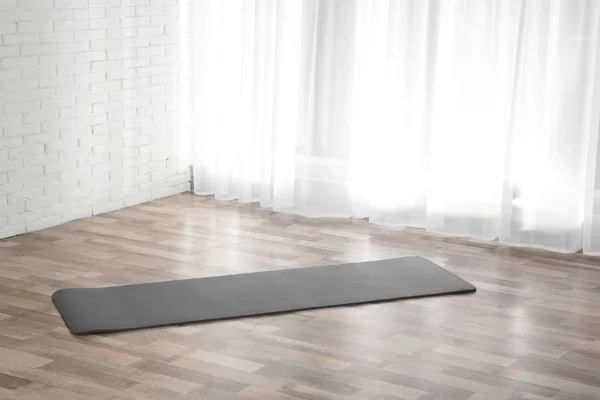 Grey Yoga Mat Floor Indoors Space Text — Stock Photo, Image