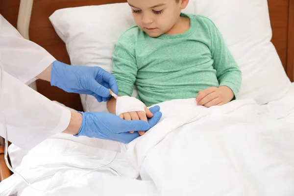 Médico Ajustando Gotejamento Intravenoso Para Criança Pequena Hospital — Fotografia de Stock