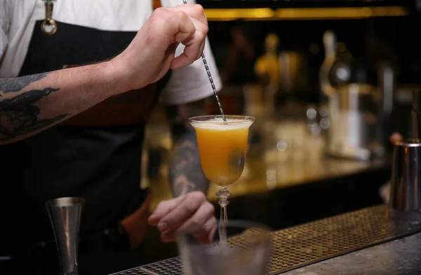 Barkeeper Bereitet Leckeren Cocktail Tresen Nachtclub Nahaufnahme — Stockfoto