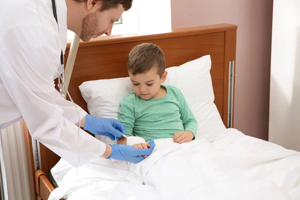 Médico Ajustando Gotejamento Intravenoso Para Criança Pequena Hospital — Fotografia de Stock