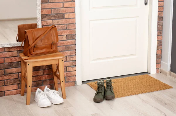 Hal Interieur Met Schoenen Tas Mat Buurt Van Deur — Stockfoto