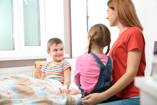 病院で幸せ家族訪問小さな子供 — ストック写真