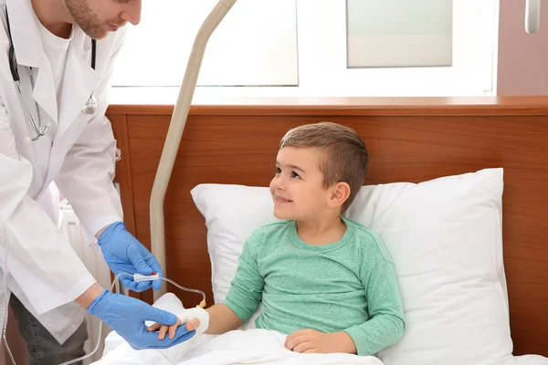 Médico Ajustando Goteo Intravenoso Para Niños Pequeños Hospital — Foto de Stock