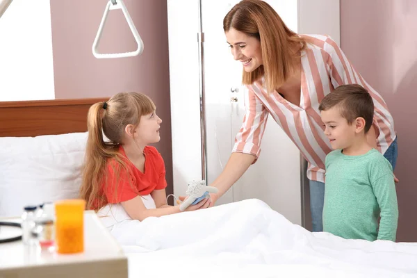 Familia Feliz Visitando Niño Pequeño Hospital — Foto de Stock