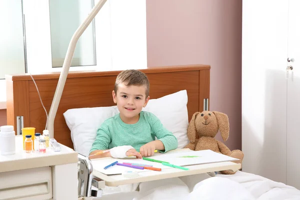 Małe Dziecko Dożylnej Kroplówki Rysunek Szpitalnym Łóżku — Zdjęcie stockowe