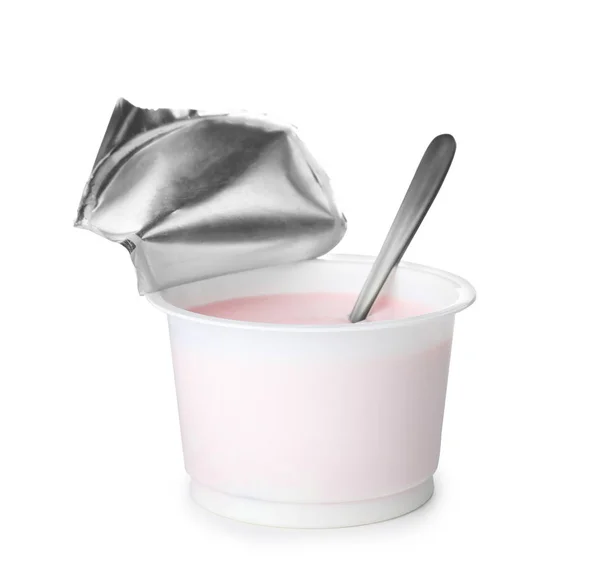 Copo Plástico Com Iogurte Cremoso Colher Fundo Branco — Fotografia de Stock