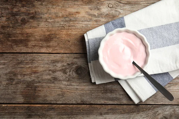 Composición Plana Con Yogur Cremoso Espacio Para Texto Sobre Fondo — Foto de Stock