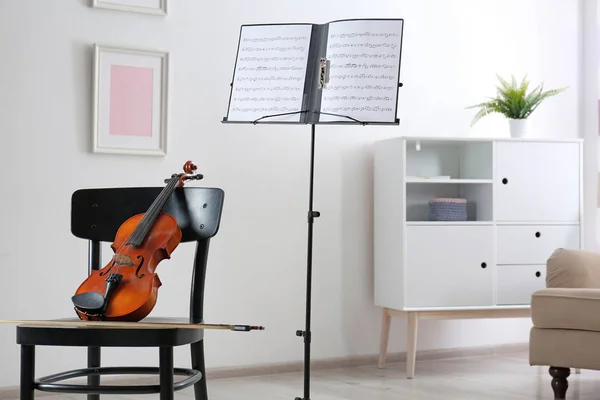 Violon Chaise Support Notes Avec Feuilles Musique Dans Chambre — Photo