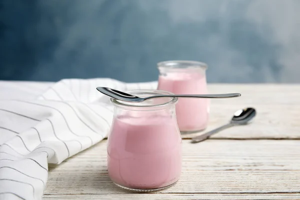 Glas Krukker Med Cremet Yoghurt Serveret Hvidt Træbord - Stock-foto