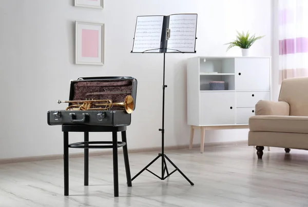 Soporte Trompeta Estuche Nota Con Hojas Música Habitación — Foto de Stock