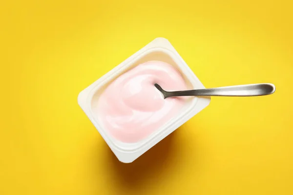 Tazza Plastica Con Yogurt Cremoso Cucchiaio Sfondo Colore Vista Dall — Foto Stock