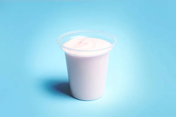 Copo Plástico Com Iogurte Cremoso Fundo Cor — Fotografia de Stock