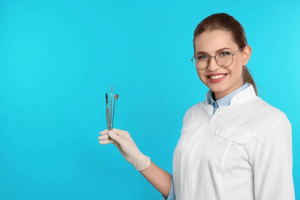 Female Dentist Holding Professional Tools Color Background Space Text — Stock Photo, Image