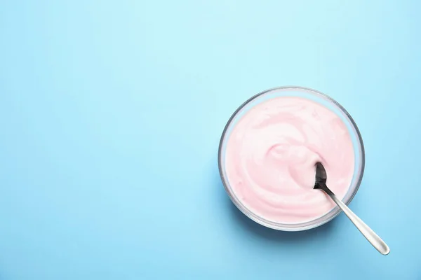 Ciotola Vetro Con Yogurt Cremoso Cucchiaio Sfondo Colori Vista Dall — Foto Stock