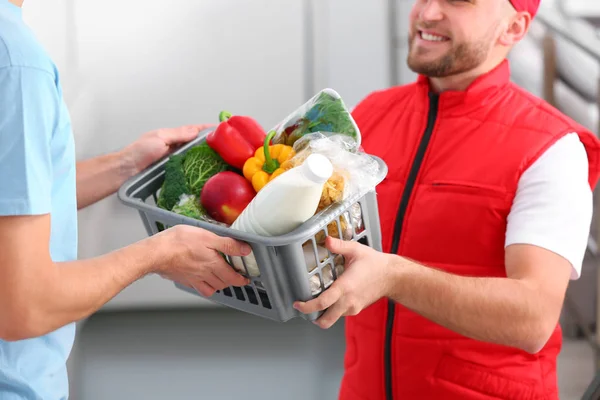 Kurier Gibt Kunststoffkiste Mit Produkten Kunden Hause Nahaufnahme Essenslieferdienst — Stockfoto