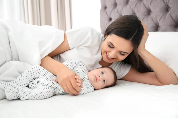 Mujer Feliz Con Lindo Bebé Cama — Foto de Stock