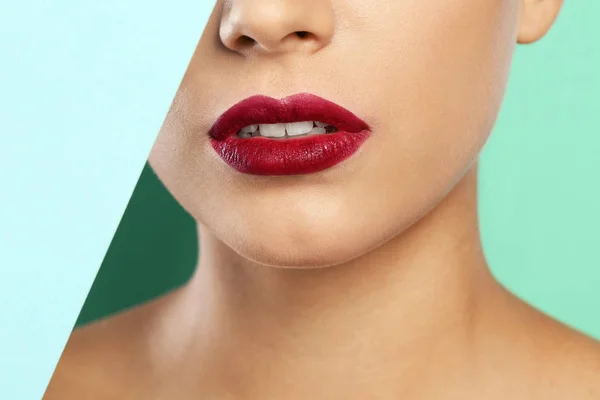 Mujer Joven Con Hermoso Lápiz Labial Fondo Color Primer Plano — Foto de Stock