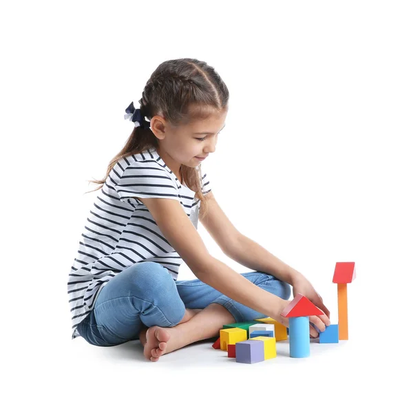 Милый Ребенок Играет Красочными Блоками Белом Фоне — стоковое фото