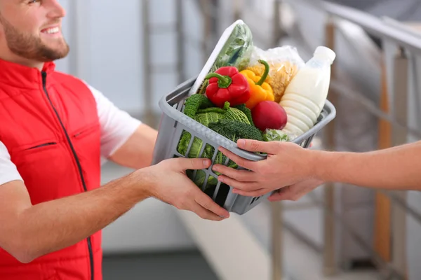 Courier Dávat Přepravky Produkty Zákazníkovi Doma Closeup Donáška Jídel — Stock fotografie