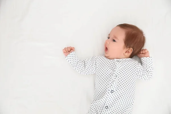 Entzückendes Baby Auf Weißem Laken Draufsicht Raum Für Text — Stockfoto