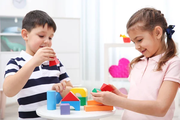 Słodkie Dzieci Bawiące Się Kolorowych Bloków Domu — Zdjęcie stockowe