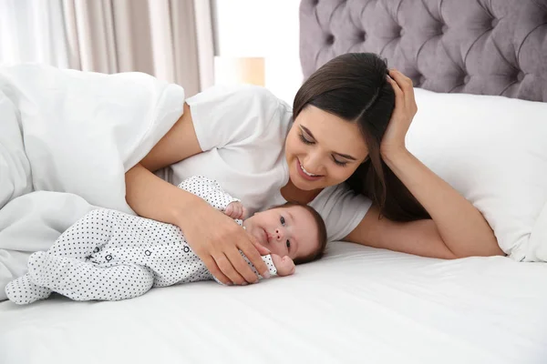 Lycklig Kvinna Med Hennes Söta Baby Säng — Stockfoto