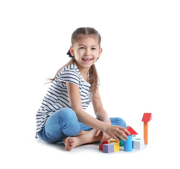 Roztomilé Dítě Hrát Barevnými Bloky Bílém Pozadí — Stock fotografie