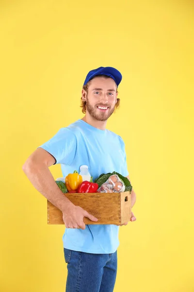 Consegna Uomo Tenendo Cassa Legno Con Prodotti Alimentari Sfondo Colore — Foto Stock