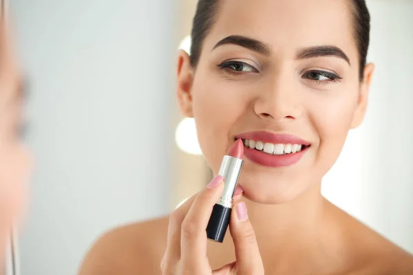 Mujer Joven Aplicando Lápiz Labial Delante Del Espejo — Foto de Stock