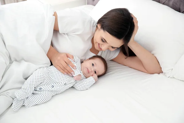 Mujer Feliz Con Lindo Bebé Cama — Foto de Stock