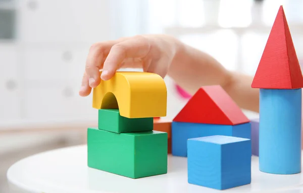 Милый Ребенок Играет Красочными Блоками Дома Крупным Планом — стоковое фото