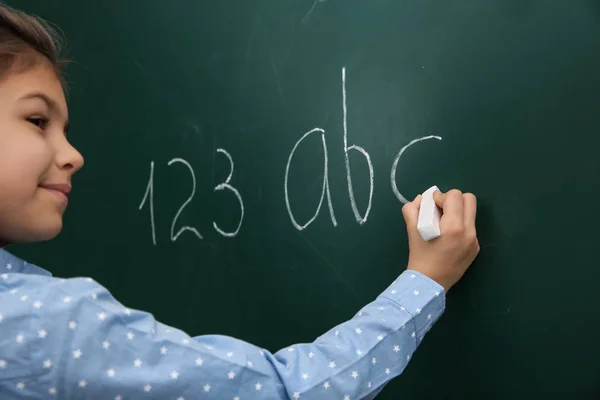 Kis Gyerek Írás Betűk Számok Chalkboard — Stock Fotó