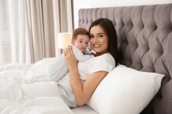 Mujer Feliz Con Lindo Bebé Cama — Foto de Stock