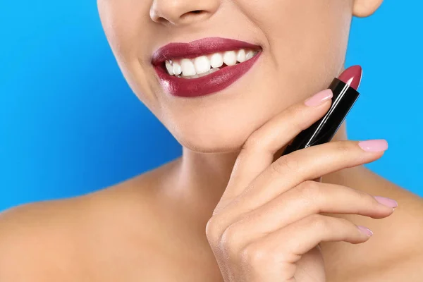 Mujer Joven Aplicando Lápiz Labial Sobre Fondo Color Primer Plano — Foto de Stock