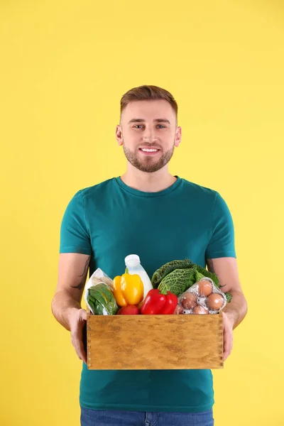 Livraison Homme Tenant Caisse Bois Avec Des Produits Alimentaires Sur — Photo