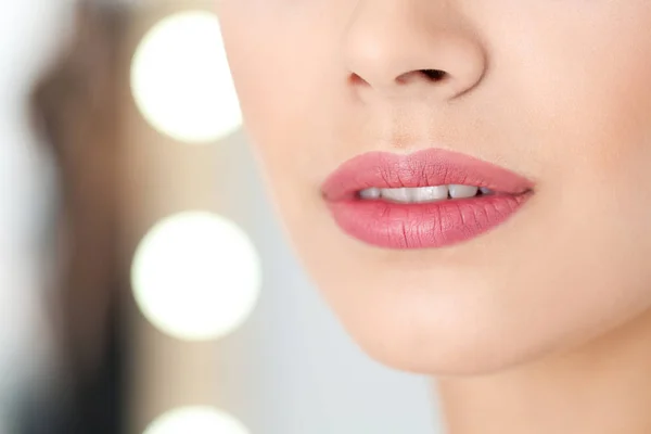 背景をぼかし クローズ アップの美しい口紅を身に着けている若い女性 テキストのためのスペース — ストック写真
