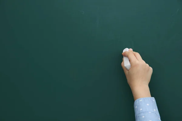 小さな子供は クローズ アップ 黒板に書きます テキストのためのスペース — ストック写真