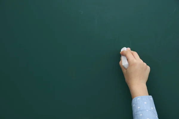 Küçük Çocuk Tatlı Kara Tahta Yazma Metin Için Yer — Stok fotoğraf